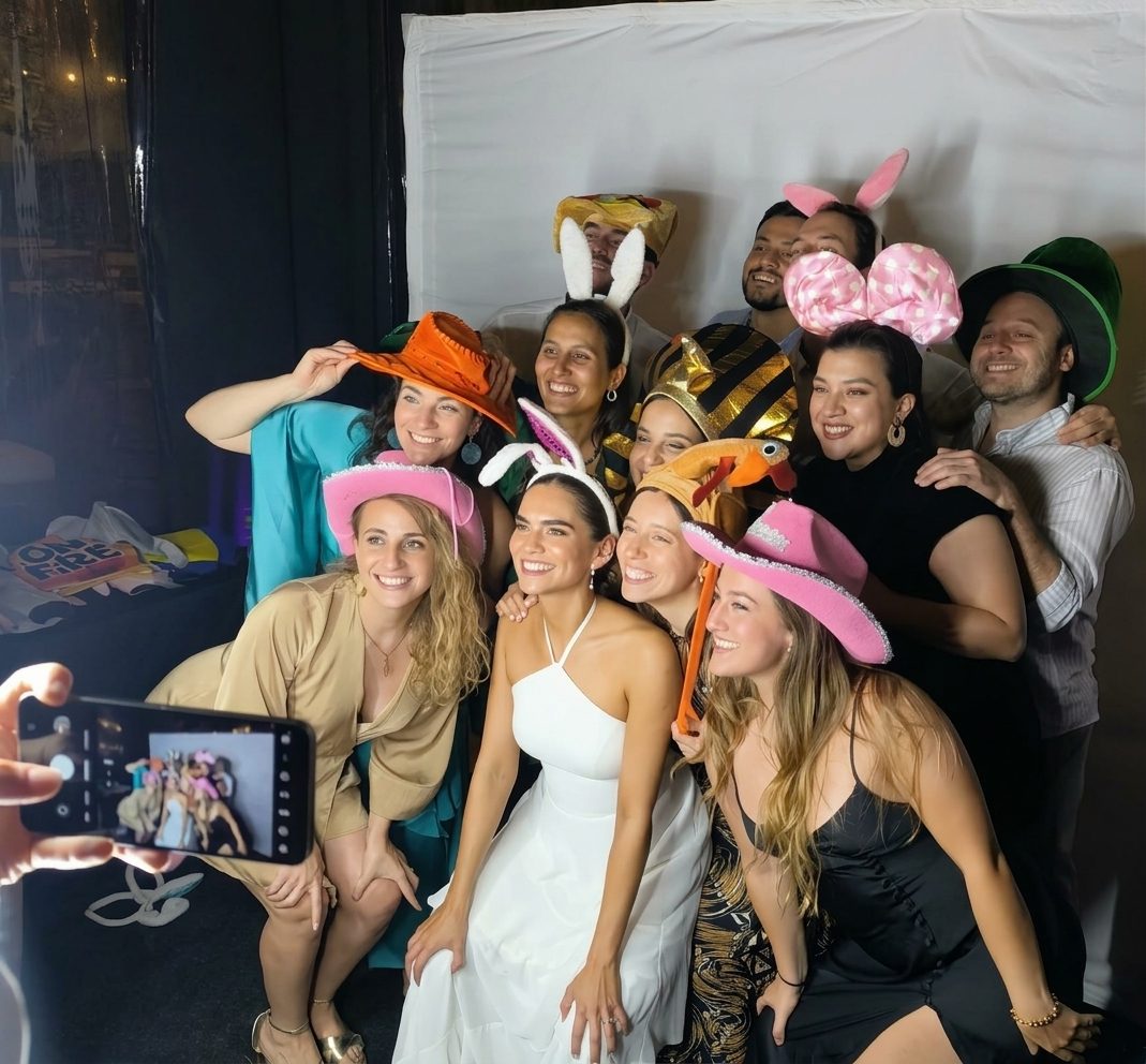 Invitados con cotillón en la cabina de fotos de Aventura74