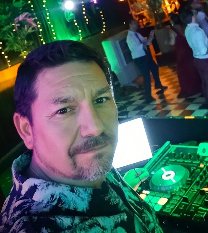 UlisesDJ en la consola durante un evento